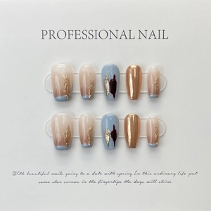 Détails de faux ongles de luxe avec rose aurore, feuille d'or et design de gemmes 3D