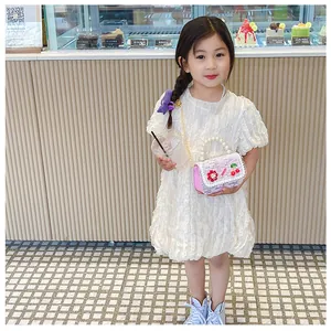 Détail du petit sac rose à paillettes pour enfant avec poignée en perles et cerises