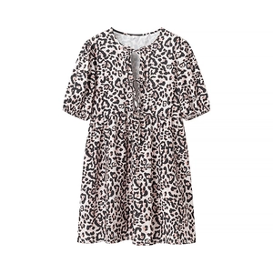 Detailansicht der Puffärmel mit Leopardenmuster und Schnürung am kurzen Kleid