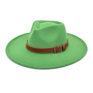 Détail d'un chapeau fedora vert vif avec ceinture en cuir marron et boucle en métal argenté