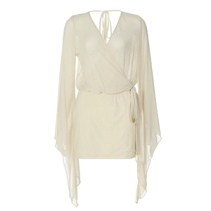 Detail von V-Ausschnitt Netz-Kleid mit langen ausgestellten Ärmeln und Taillenband in Creme