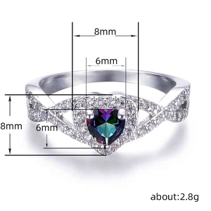 Elegante gekruiste hartring met regenboog edelsteen en micro-pavé kristallen in zilver