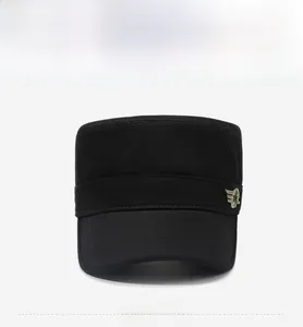Vue de face d'une casquette militaire noire en coton avec emblème ailé sur le côté droit