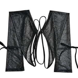 Détails des manches noires pailletées avec lacets réglables sur fond blanc pur