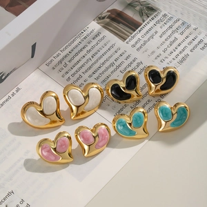 Elegante goldene Herzstecker in den Emaillefarben Weiß Schwarz Rosa und Cyan