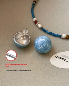 Détail de boucles d'oreilles boules en marbre bleu avec tiges en argent sterling S925