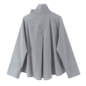 Chemise en popeline à carreaux bleus avec plis au col montant et poignets larges sur fond blanc