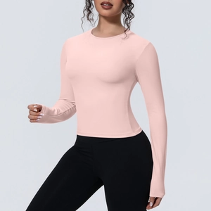 Détail du haut de yoga rose à manches longues avec tissu de sport respirant et ajusté