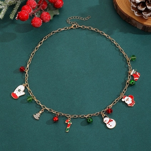 Détail du collier doré de Noël avec pendentifs en émail : Père Noël, renne et sapin