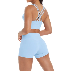 Ensemble de yoga bleu clair avec brassière à bretelles croisées et short taille haute