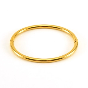 Vue détaillée du fermoir à charnière sur un jonc minimaliste plaqué or 18 carats