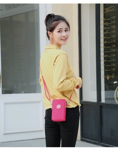 Photo mannequin extérieur montrant le mini sac bandoulière rose fuchsia en nylon poli