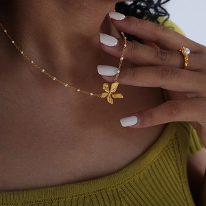 Collana con Pendente a Fiore in Stile Francese per Donna in Acciaio al Titanio Placcato Oro PVD Smalto Floreale Gioielli