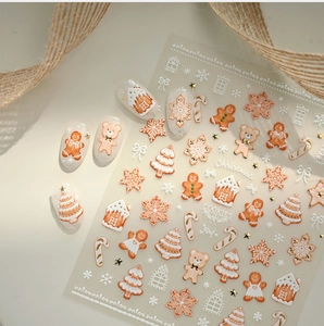 Details von 5D Weihnachts-Nagelstickern mit geprägten Lebkuchen- und Schneeflockenmotiven