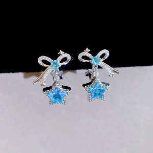 Eleganti orecchini a fiocco color argento con cristalli a stella blu e pavé.