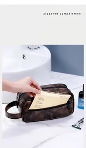 Detail der dunkelbraunen Vintage-Kulturtasche aus PU-Leder mit Seitengriff und Reißverschluss