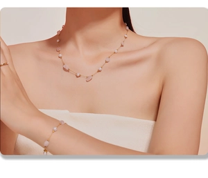 Detailansicht von Rosenquarz und Perlen Schmuckset mit Halskette und Armband in Gold