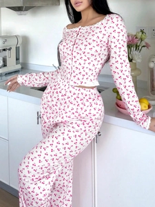 Détail du pyjama avec imprimé cerise rose et bordure en dentelle blanche sur les manches