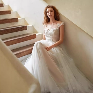 Robe de mariée française éthérée avec col en V, fleurs 3D et jupe en tulle multicouche
