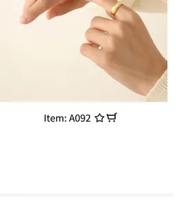 Macro-detail van de minimalistische matgouden ring gedragen aan een vrouwenvinger