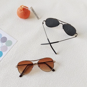 Classic aviator sunglasses for kids with metallic frames in black and gradient brown