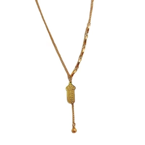 Collana in acciaio al titanio dorato con pendente rettangolare portafortuna e perla