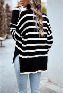 Detail eines schwarz-weiß gestreiften Strickpullovers mit Rückenansicht und Seitenschlitz