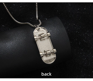 Vue arrière macro du pendentif skate en acier inoxydable avec détails d'essieu réalistes