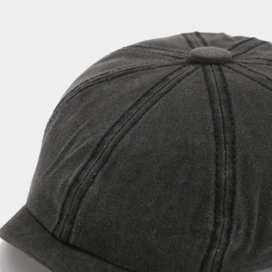 Detailaufnahme der dunkelgrauen Baumwoll-Schiebermütze mit Nähten und Stofftextur