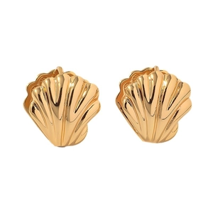Golden shell-shaped earrings in polished stainless steel with radial textures