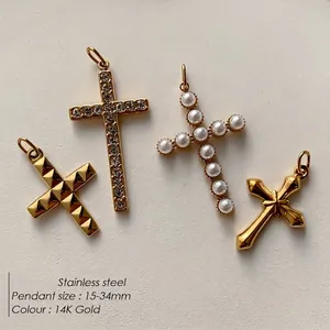 Set di quattro ciondoli a croce in acciaio inossidabile 14K con zirconi e perle