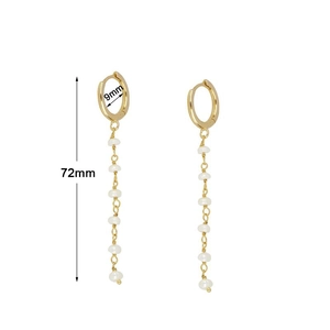 Detail von 72mm goldenen Ohrringen mit unregelmäßigen Perlen und 9mm Reifenmaß