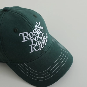 Casquette de baseball en coton vert foncé avec broderie 3D blanche et visière surpiquée