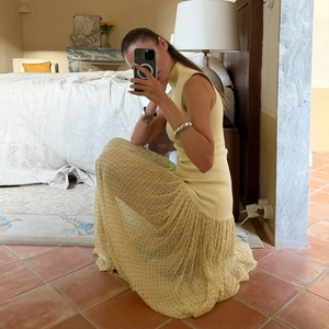 Top giallo in maglia senza maniche con gonna lunga a pois e dettagli con balze orlo