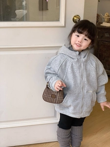 Détail d'un sweat à capuche gris clair pour enfants avec tissu épais et chaud et poches