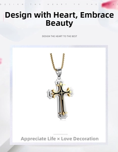 Vue détaillée du collier croix gothique avec émail noir et motifs floraux dorés