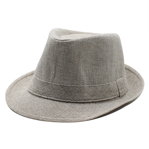 Gros plan sur un chapeau fedora gris clair avec texture de lin et ruban décoratif