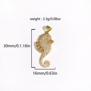 Vue macro du pendentif hippocampe doré avec pierres claires et détails de dimensions