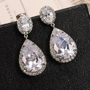 Orecchini a goccia con zircone a pera in metallo argento per abiti da sera eleganti