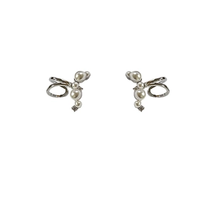 Sparkling zircon pearl ear cuff with silver curved design for non-pierced ears