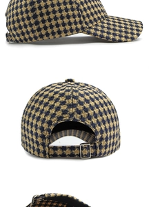Detailansichten der Houndstooth-Baseballkappe mit Stoffstruktur und Metallschnalle