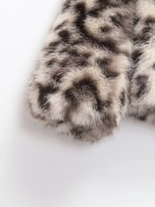 Detaillierte Makroansicht der weichen grauen Leoparden-Kunstpelztextur der kurzen Jacke