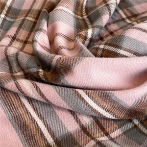 Vista dettagliata del tessuto della sciarpa a quadri rosa e grigio con trama a saia