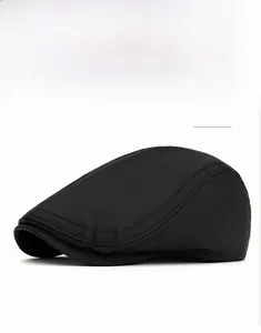 Vue latérale d'une casquette plate en cuir noir montrant la texture fine et le style rétro