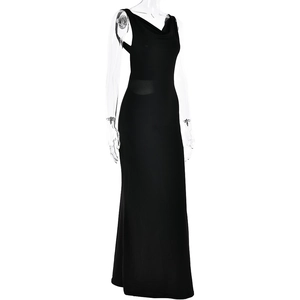 Detail eines schwarzen ärmellosen Bodycon-Maxikleides mit Rundhals und glatter Textur
