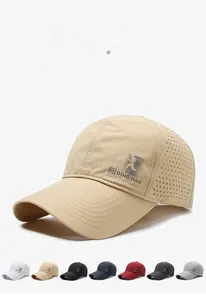 Détail de la casquette de baseball kaki à séchage rapide avec aérations laser