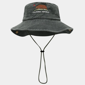 Détail de la broderie ours California Republic sur le bob de randonnée gris foncé délavé