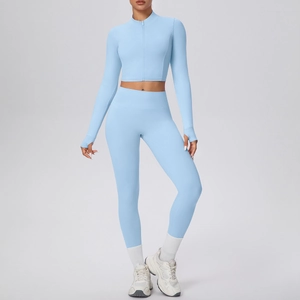 Détail de l'ensemble de yoga bleu clair avec passe-pouces et tissu côtelé de compression