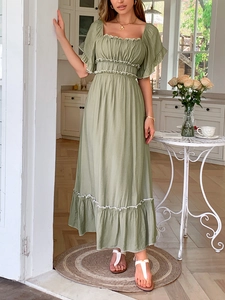 Robe longue vert sauge à manches courtes avec encolure carrée et détails blancs