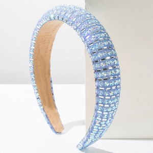 Vue macro du serre-tête baroque bleu clair avec strass étincelants et paillettes fines